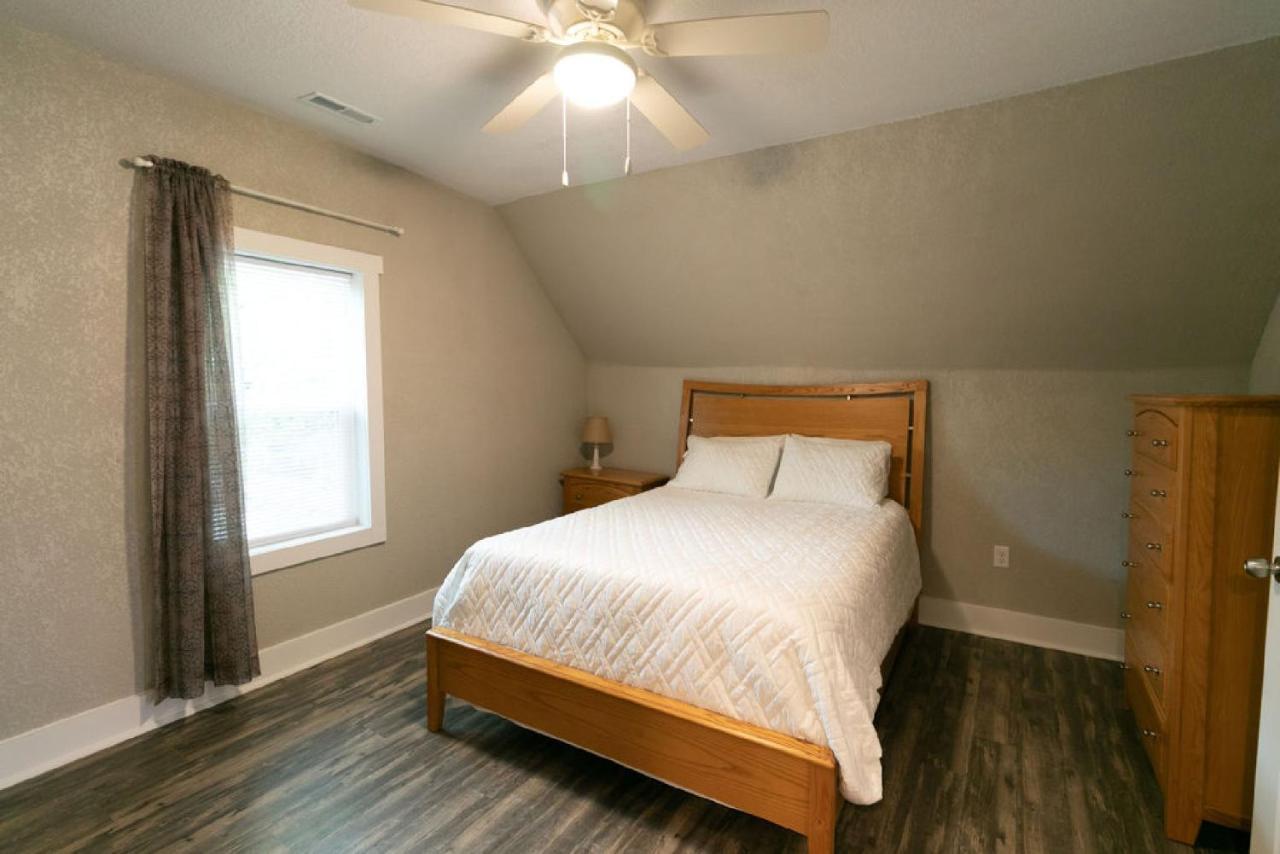 Spacious Rustic Downtown Market St 1 Bedroom Apt, Sleeps Up To 5, Steps To Honeywell & Eagles Theatre Wabash Kültér fotó